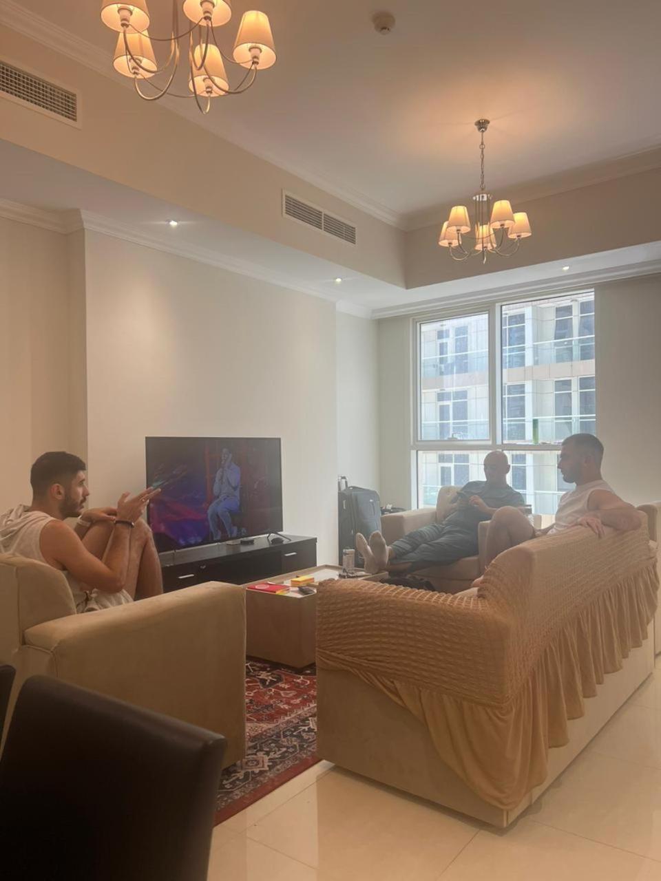 Downtown Holiday'S - 1 Min To Dubai Mall & Burj Khalifa Hostel Bagian luar foto